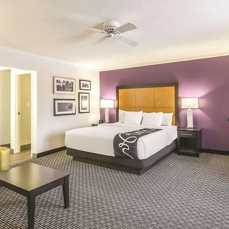 La Quinta Inn & Suites By Wyndham Cleveland - Airport North-2