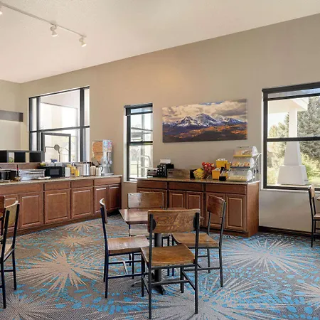 Days Inn By Wyndham Carbondale-2
