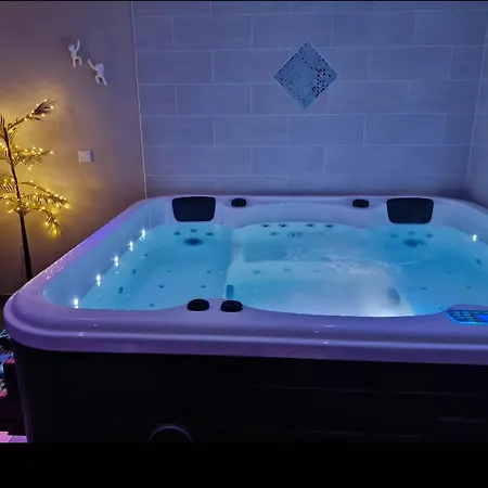 Suite romantique avec jacuzzi privatif escapade à deux-3