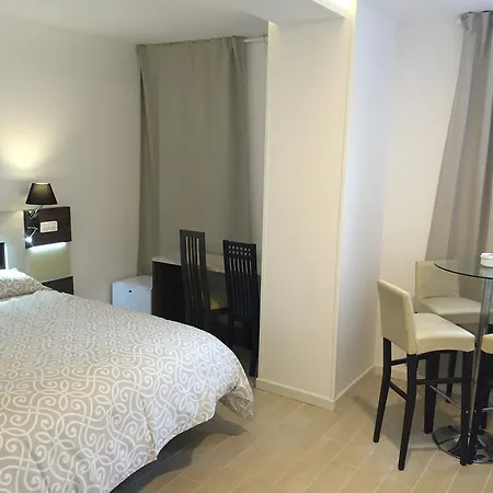 H Central Gran Vía Apartments Madrid-3