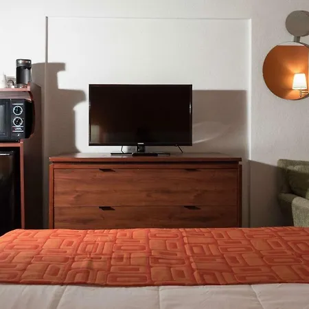 Howard Johnson By Wyndham Waukegan Great Lakes-2