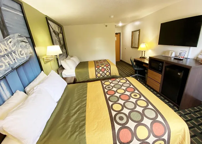 Super 8 By Wyndham Newport News/Jefferson Ave. Hotel