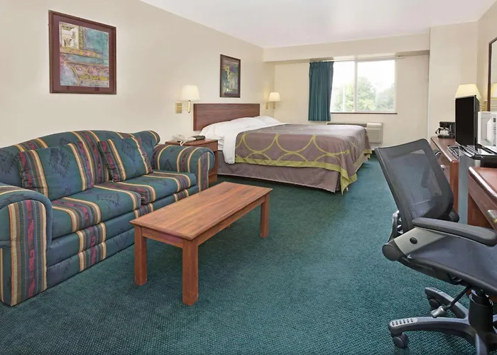 Super 8 By Wyndham Windsor