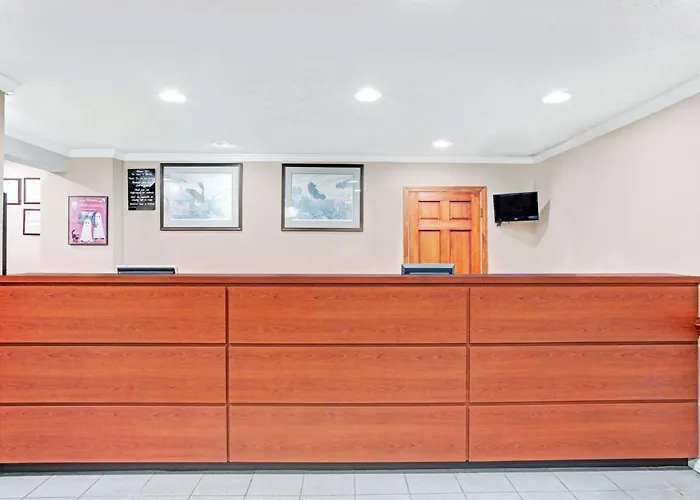 Super 8 By Wyndham /Historic Area