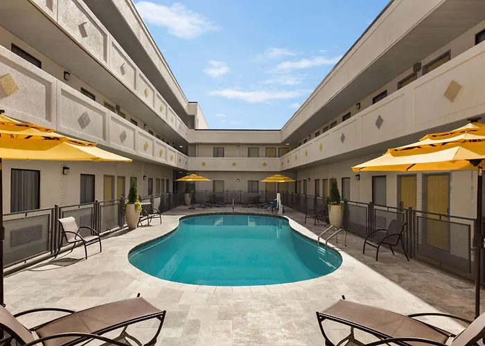 Hotel Bo, A Days Inn By Wyndham Chattanooga Downtown