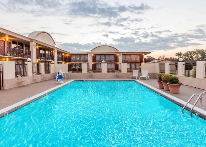 Days Inn By Wyndham Hillsboro Tx