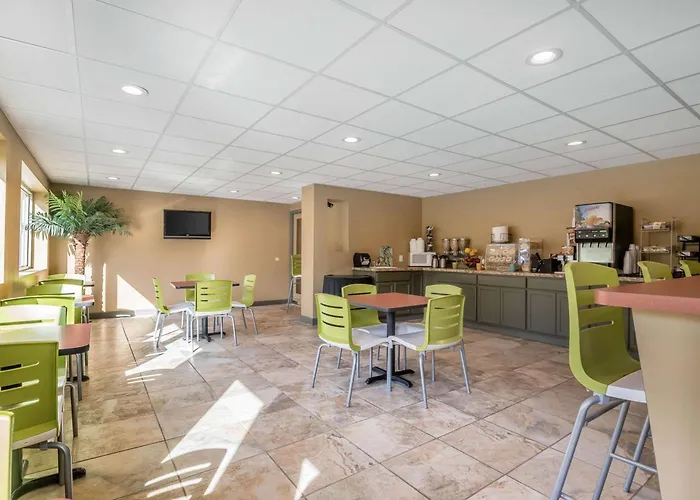Econo Lodge Inn & Suites