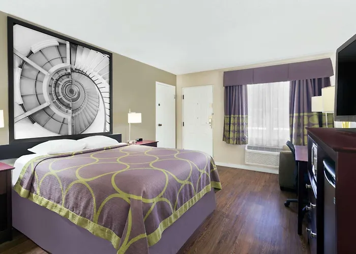 Super 8 By Wyndham Bradenton Area