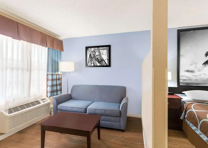 Super 8 By Wyndham Bradenton Area
