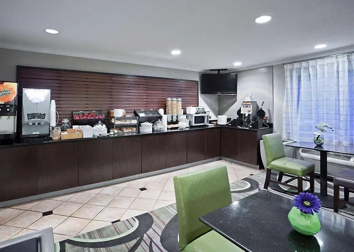 La Quinta By Wyndham Cleveland Macedonia Hotel