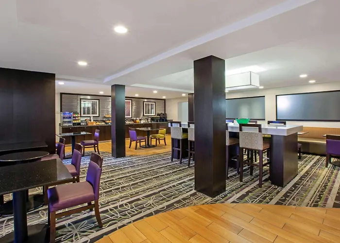 La Quinta Inn & Suites By Wyndham Detroit Metro Airport Romulus
