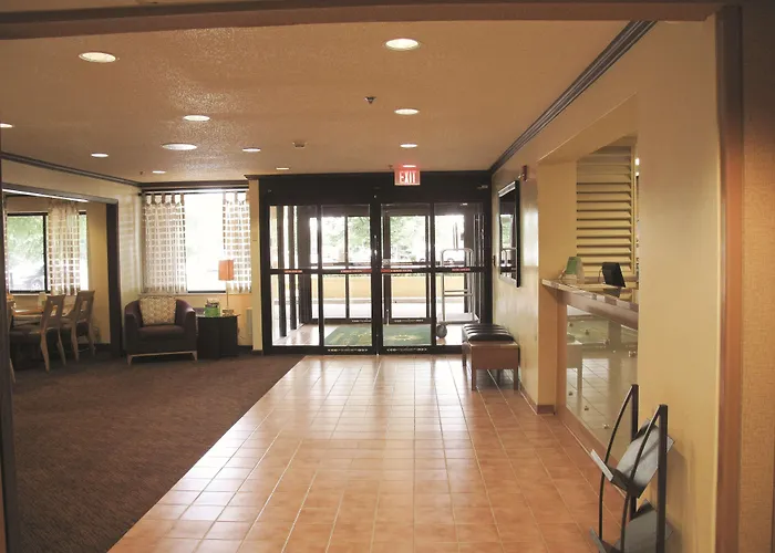 La Quinta By Wyndham Chicago Tinley Park Hotel