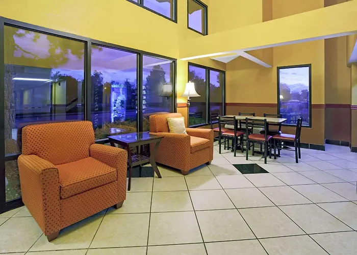 Super 8 By Wyndham Denver Stapleton
