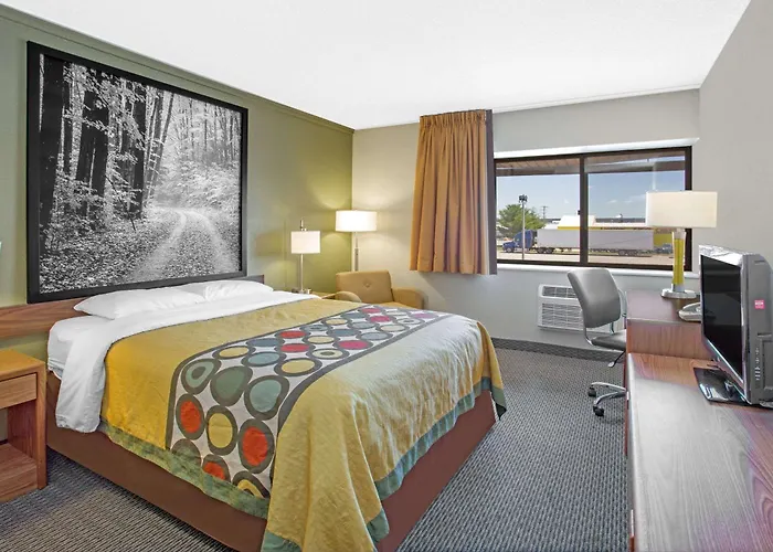 Super 8 By Wyndham Windsor/Madison North