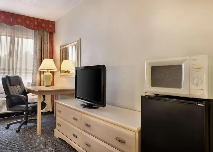 Baymont By Wyndham Des Moines North