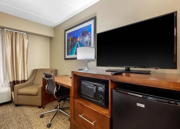 Comfort Inn & Suites Hamilton Place