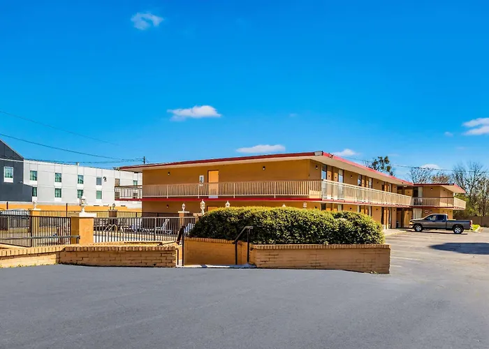 Econo Lodge Inn & Suites Macon West