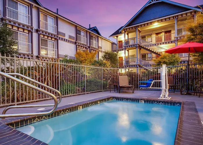Best Western Plus Bayshore Inn