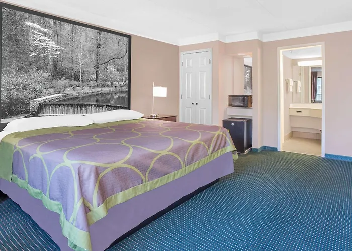 Super 8 By Wyndham Austell/Six Flags Hotel