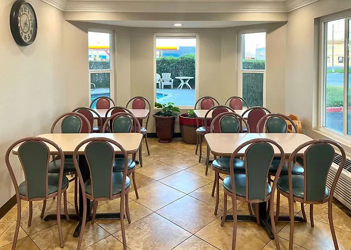 Econo Lodge Inn & Suites Travel Center