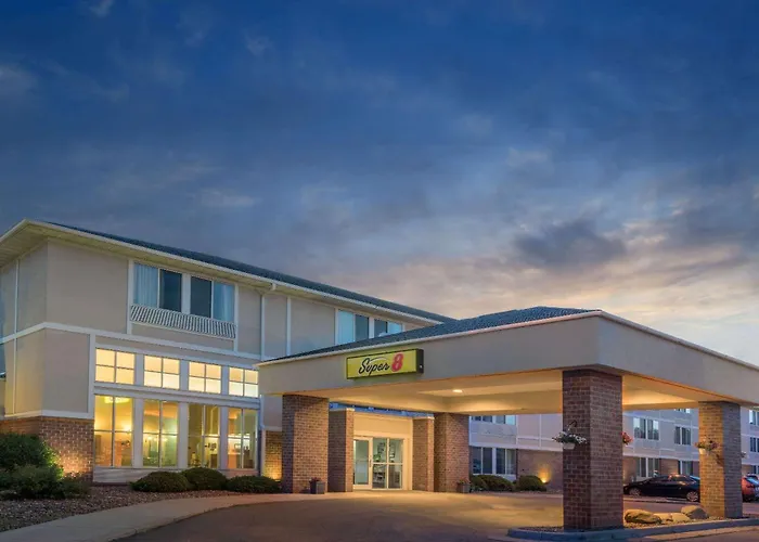 Super 8 By Wyndham Menomonie Wi