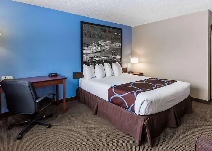 Super 8 By Wyndham Dubuque Motel