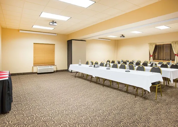 Ramada By Wyndham Des Moines Tropics Resort & Conference Ctr Urbandale