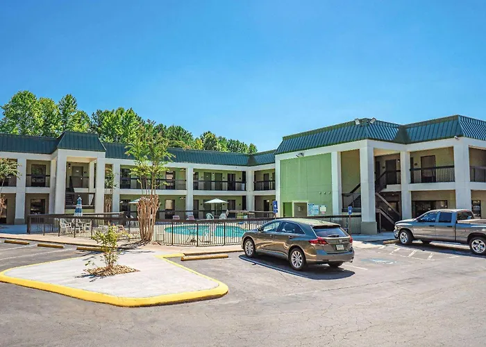 Quality Inn & Suites Near Six Flags - Austell