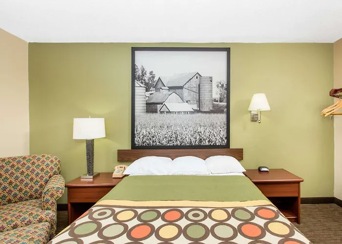 Super 8 By Wyndham Fairmont