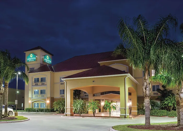 La Quinta Inn & Suites By Wyndham Mercedes Outlet Mall