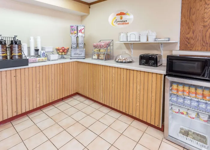 Super 8 By Wyndham Dixon Motel