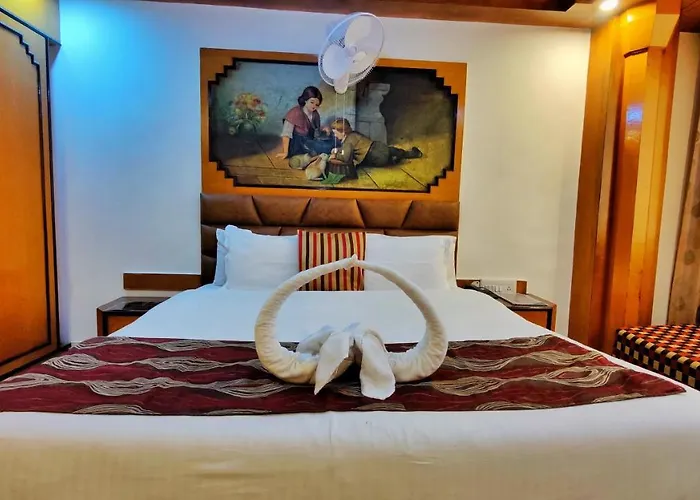 Hotel Auckland - Near Mall Road