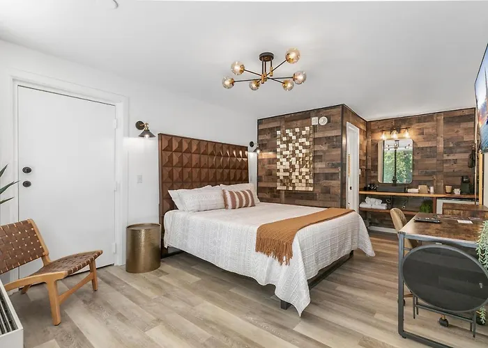 Candlewick Inn And Suites