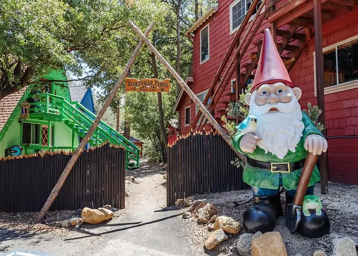 Hicksville Pines Chalets & Motel