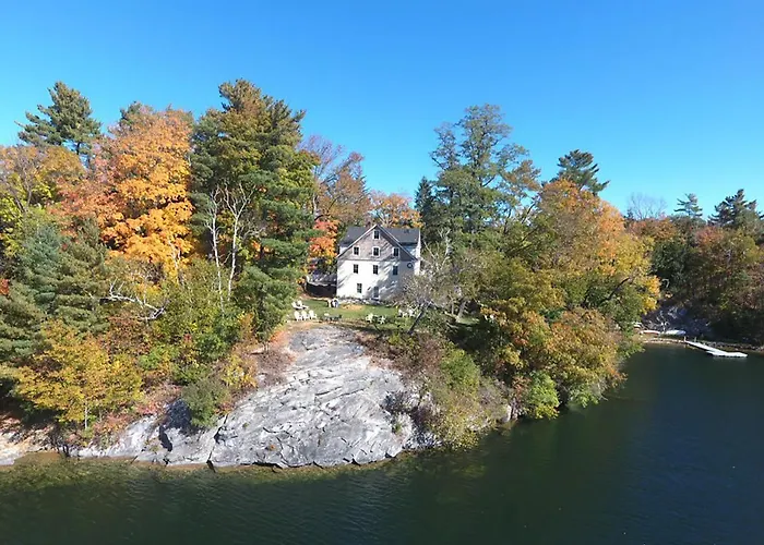 Lakehouse Inn