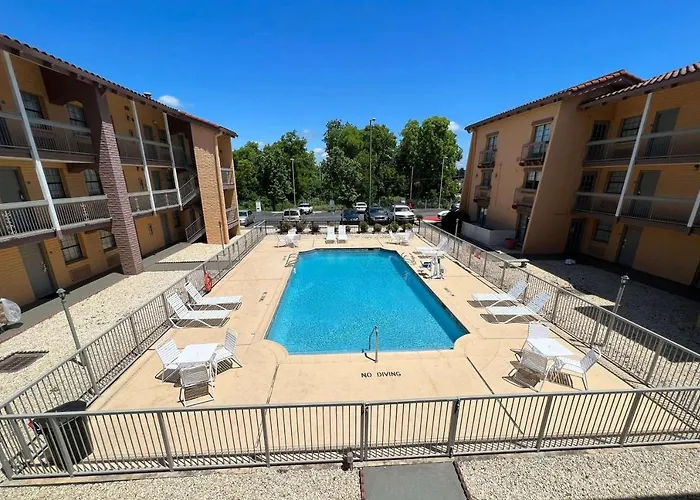 Days Inn By Wyndham /West