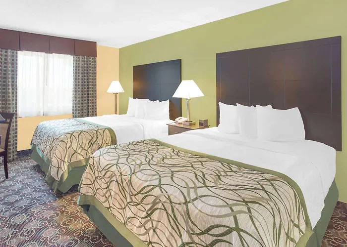 Baymont By Wyndham Holland Hotel