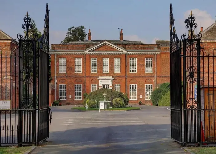 Baylis Park Hotel