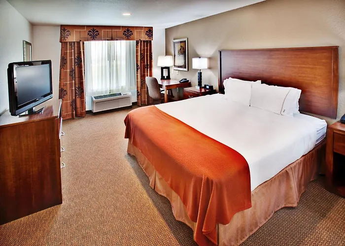 Holiday Inn Express & Suites - West By Ihg