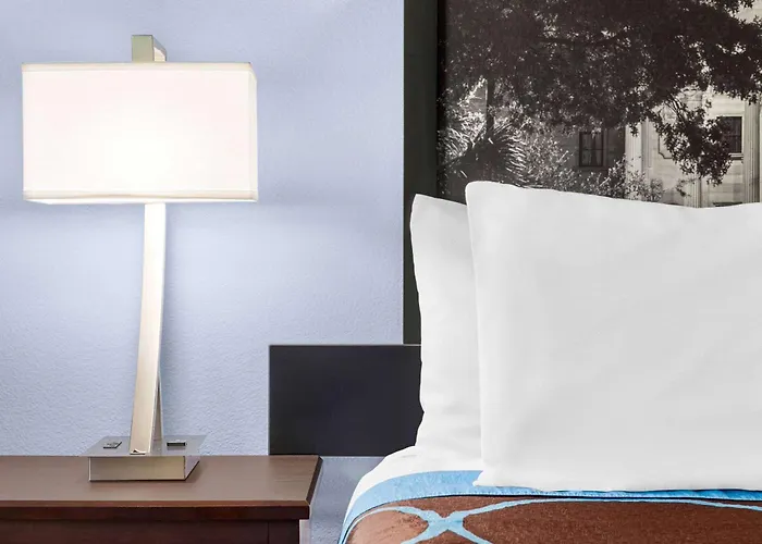 Super 8 By Wyndham Lenexa Overland Park Area/Mall Area