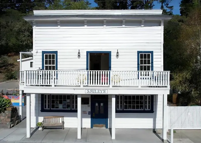 Smiley'S Saloon & Hotel