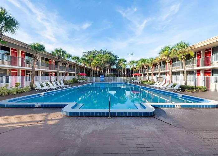 Ramada By Wyndham Kissimmee Gateway - Free Theme Park Shuttle
