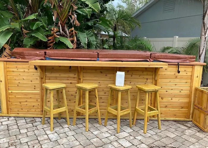 3Gulls Inn Ozona-Boutique Hotel-Steps From Restaurants & Brewery-Swimspa Pool-Pet Friendly