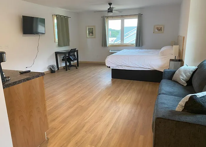 Bluffside Gardens Hotel Decorah