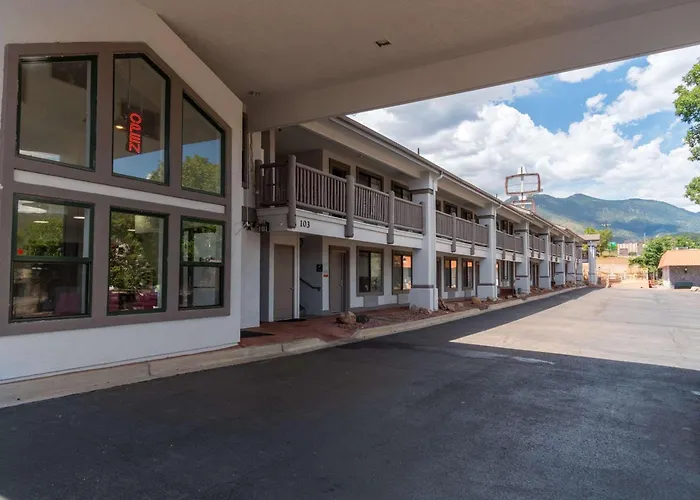 Quality Inn & Suites At Pikes Peak