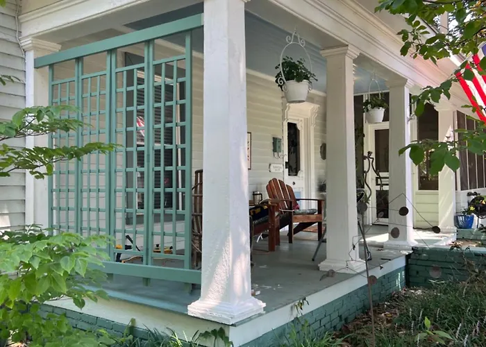 Magnolia House & Gardens B&B