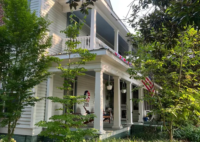 Magnolia House & Gardens B&B