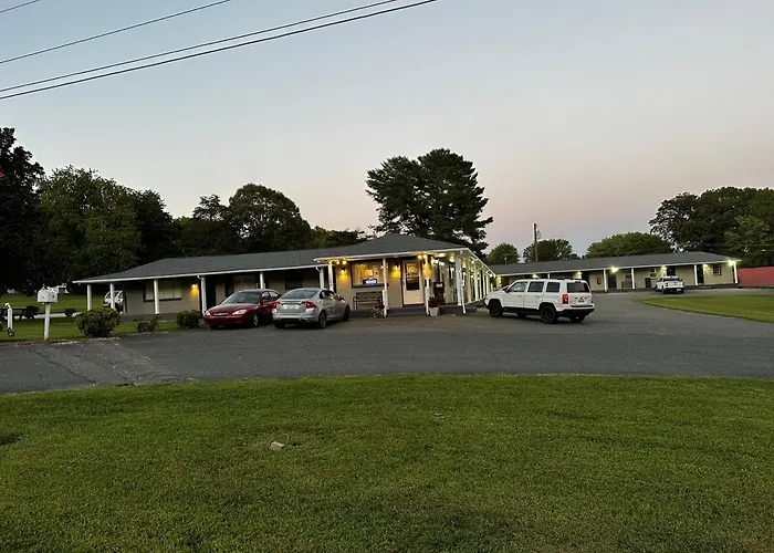 Bea'S Parkway Inn