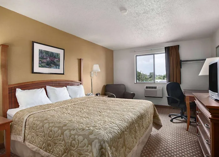 Super 8 By Wyndham Canton/Livonia Area