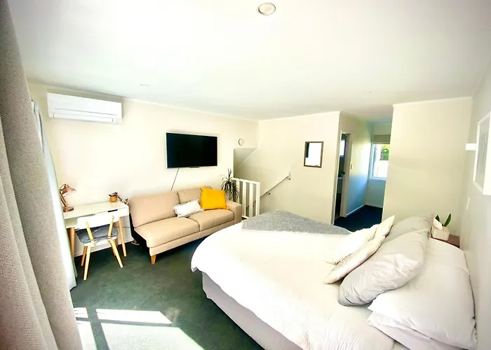 2 Mile Bay Guesthouse